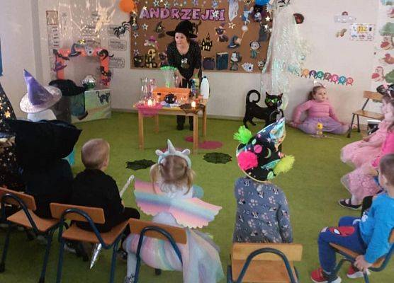 dzieci podczas zabawy andrzejkowej