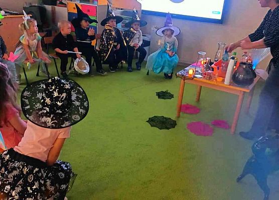 dzieci podczas zabawy andrzejkowej