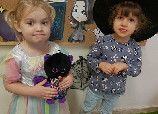 dzieci podczas zabawy andrzejkowej