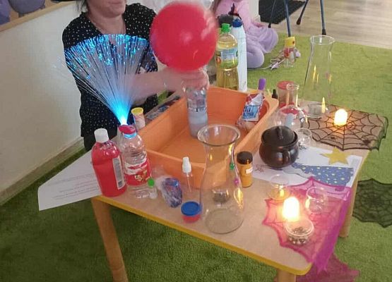 nauczycielka wykonuje eksperymenty