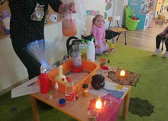 nauczycielka wróży dzieciom