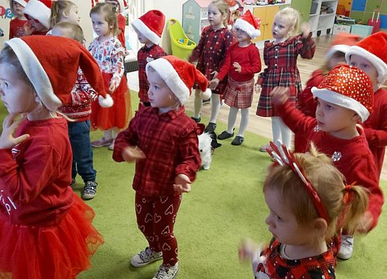 przedszkolaki tańczą