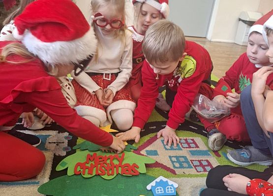 dzieci na dywanie wykonują zadania