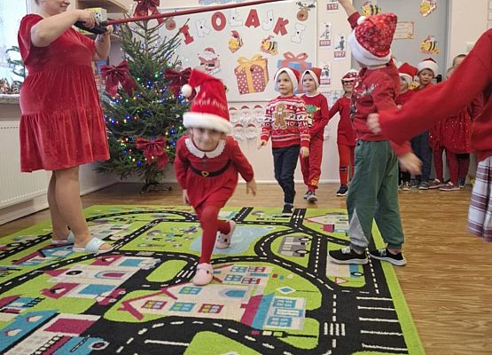 dzieci podczas zajęć w sali