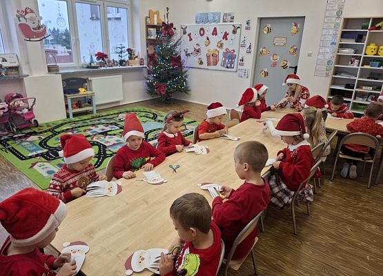 dzieci wykonują prace plastyczne