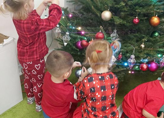 przedszkolaki ubierają choinkę
