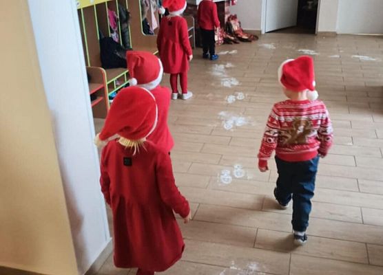 dzieci szukają śladów Mikołaja