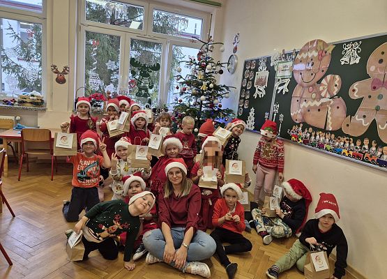 zdjęcie grupowe dzieci przy choince