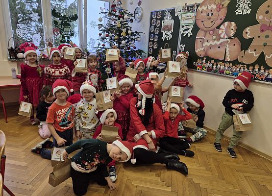 zdjęcie grupowe dzieci przy choince