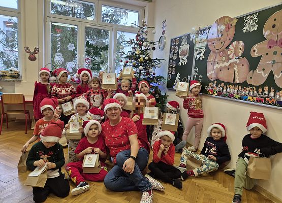 zdjęcie grupowe dzieci przy choince