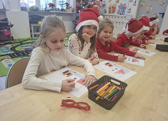 przedszkolaki wykonują prace plastyczne