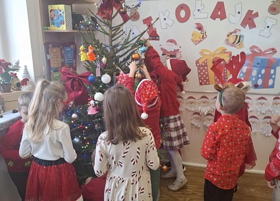 dzieci ubierają choinkę