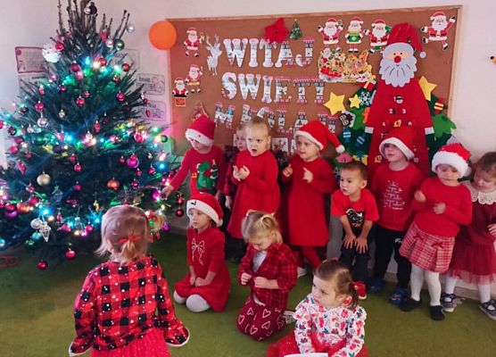 zdjęcie grupowe dzieci przy choince