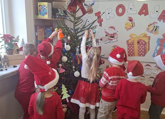 dzieci ubierają choinkę