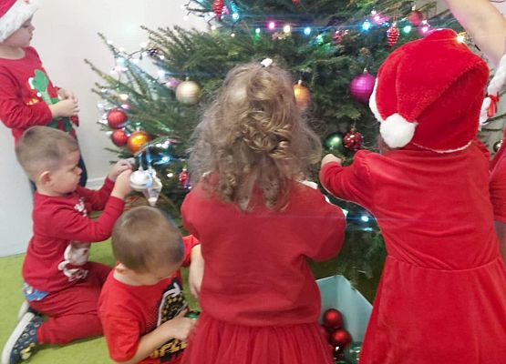 dzieci ubierają choinkę