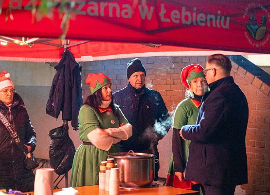 panie w strojach elfów częstują gości gorącymi napojami