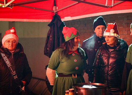 panie w strojach świątecznych