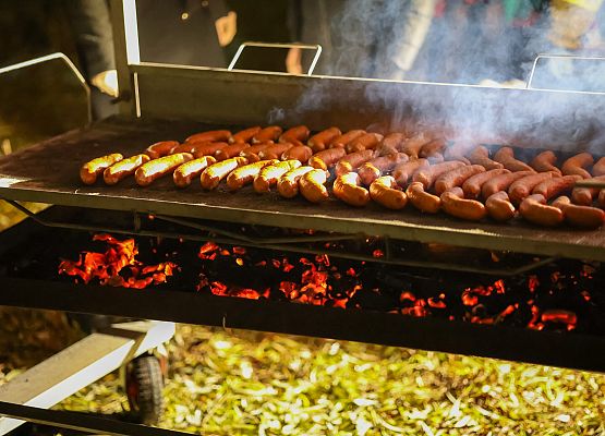 kiełbaski na grillu