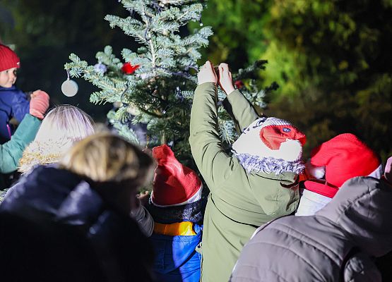 dzieci ubierają choinkę