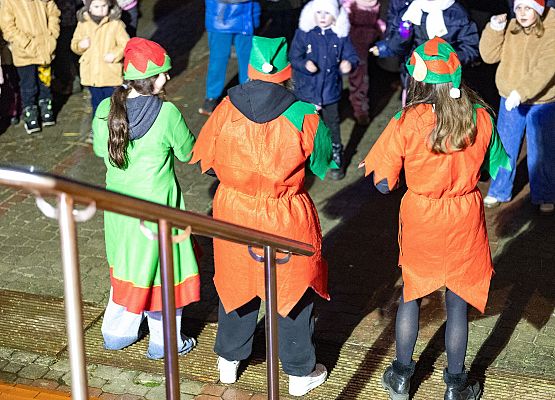 dziewczyny w strojach elfów prowadzą zumbę