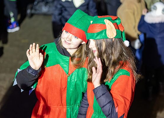 dziewczyny w świątecznych strojach