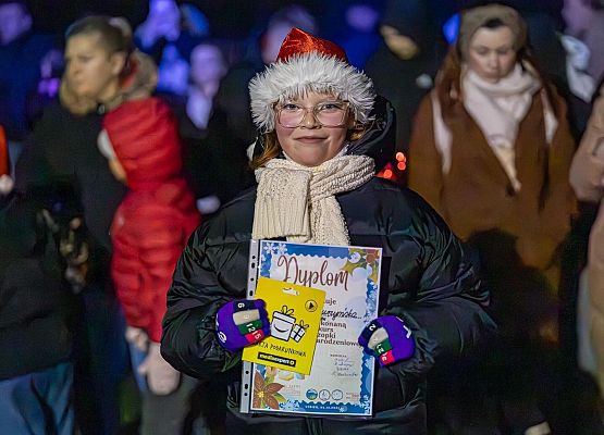 uczestniczka konkursu prezentuje dyplom i nagrodę