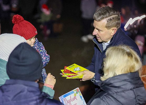 wicewójt wręcza nagrody uczestnikom konkursu