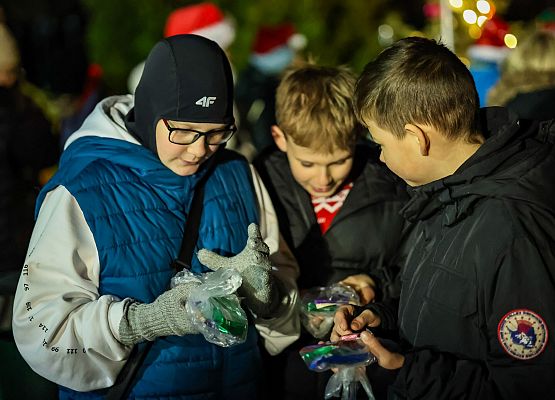 dzieci oglądają otrzymane prezenty