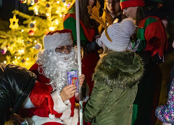Mikołaj rozdaje prezenty