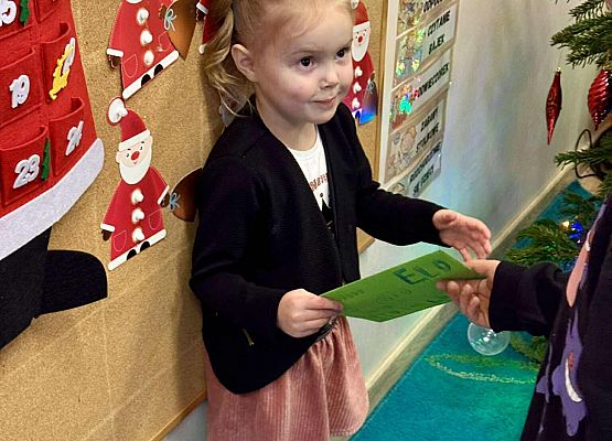 dziewczynka z urodzinową kartką