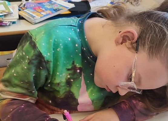 dzieci wykonują kartki