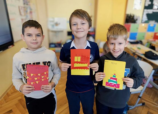 chłopcy z kartkami urodzinowymi