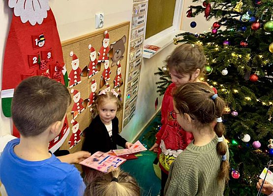 uczniowie wręczają kartki