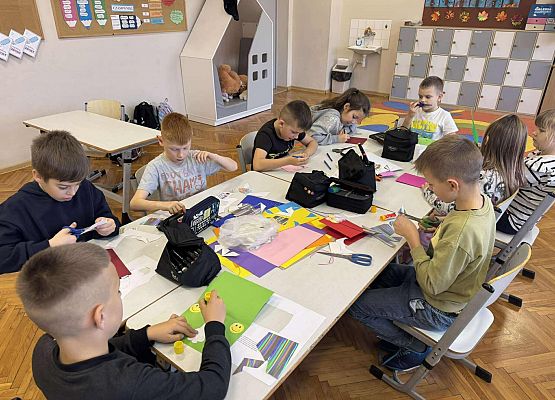 uczniowie wykonują kartki