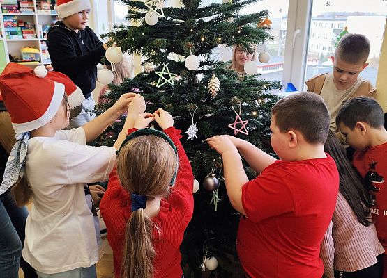 uczniowie ubierają choinkę