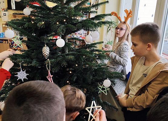uczniowie ubierają choinkę