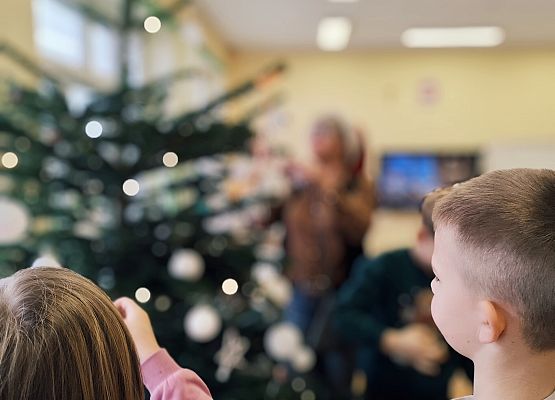 uczniowie ubierają choinkę