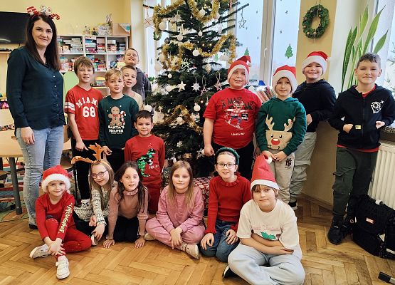 uczniowie przy choince