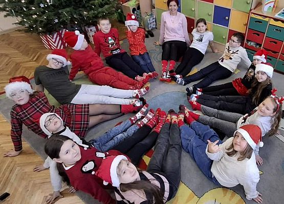 dzieci siedzą na dywanie