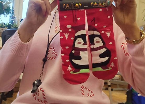 nauczycielka prezentuje świąteczne skarpety