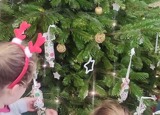 dzieci ubierają choinkę