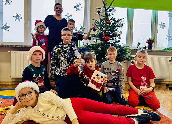 uczniowie przed choinką