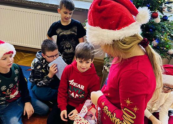 uczniowie przed choinką