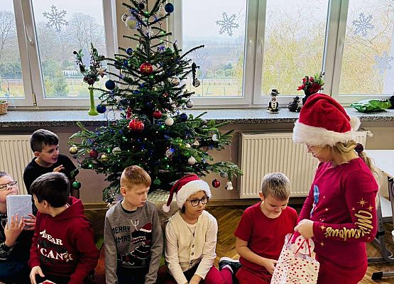 dziewczynka wręcza upominki