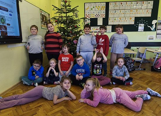 uczniowie przed choinką