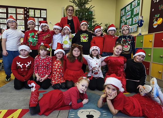 uczniowie przed choinką