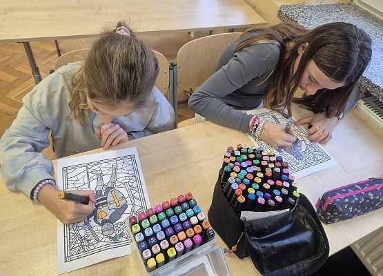 uczennice wykonują prace