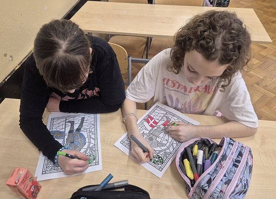 uczniowie wykonują zadanie