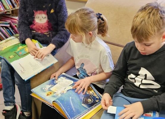 uczniowie podczas zajęć w bibliotece szkolnej