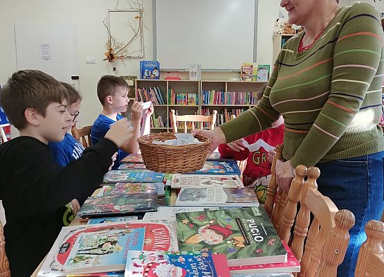 uczniowie podczas zajęć w bibliotece szkolnej